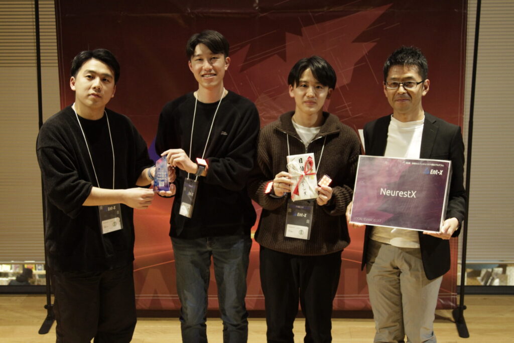 受賞チームの様子（左：Wishes、右：チームhanaco、下：NeurestX）